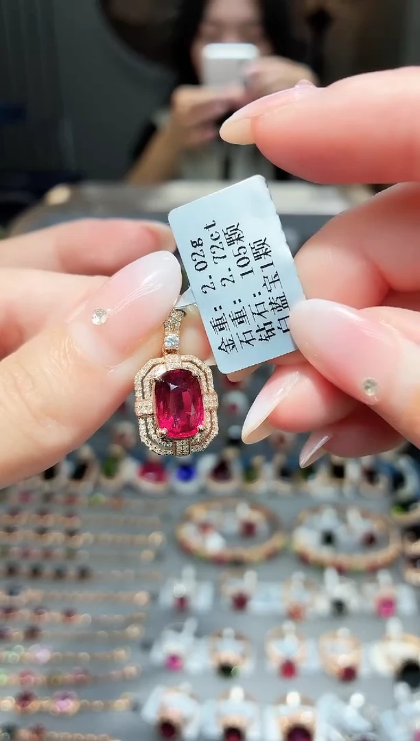 颈饰18K金镶嵌碧玺2.72.