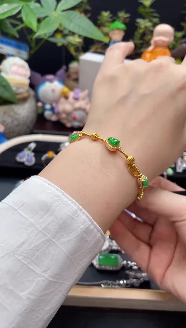 18K金镶嵌翡翠耳饰乘***?耳饰