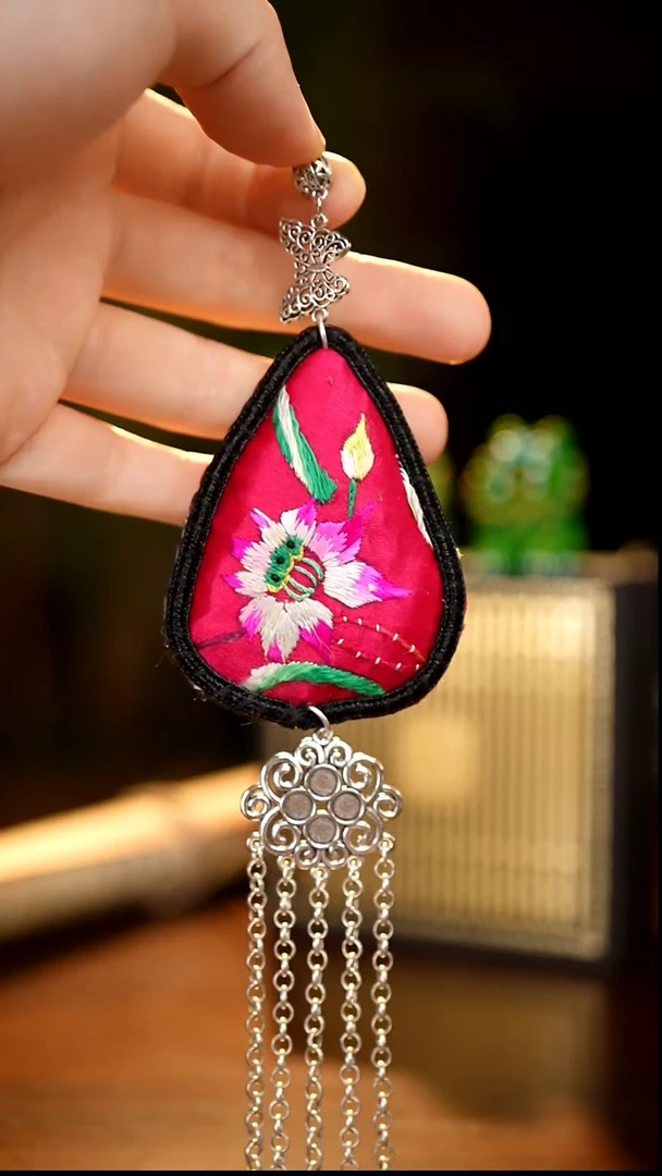 刺绣私人定制苗族手工W699