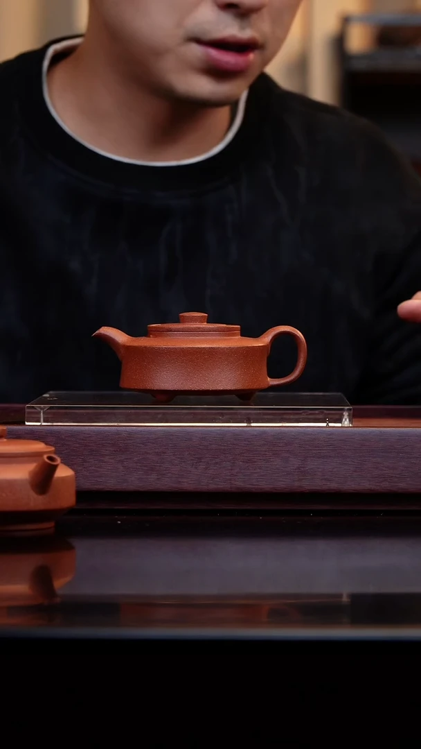 茶壶紫砂宝山红降坡 三足周盘170cc