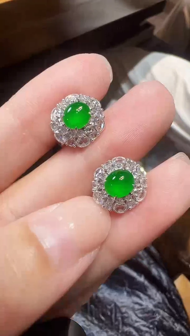 18K金镶嵌翡翠耳饰蛋面