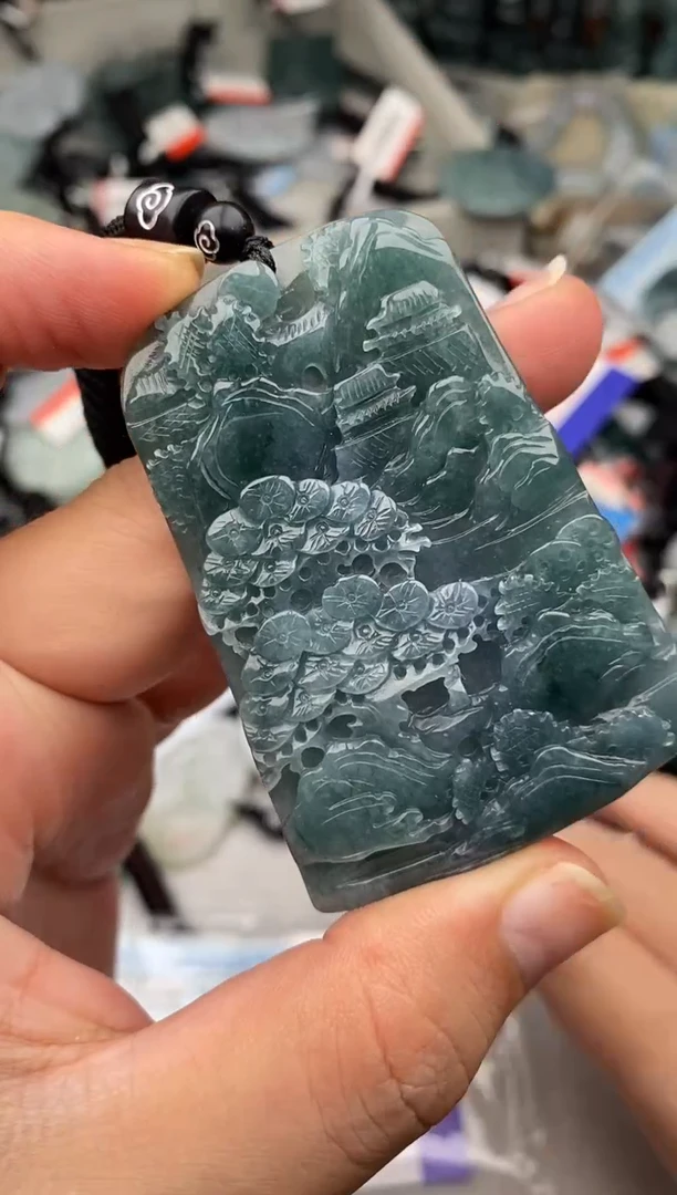 翡翠未镶嵌颈饰多样性发其一