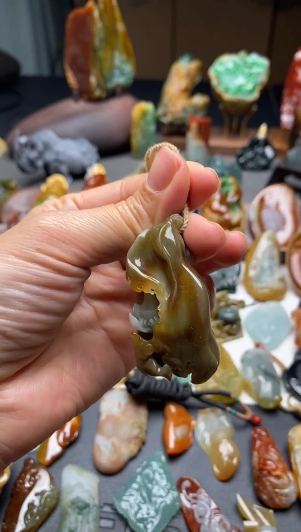 【闪购商品】翡翠颈饰未镶嵌花开悟道