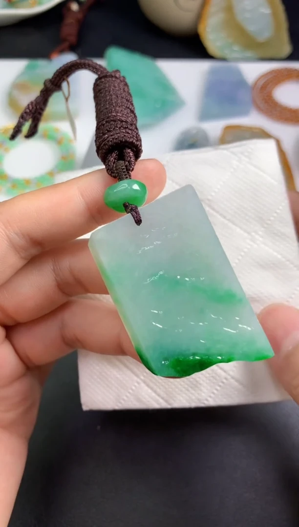 颈饰未镶嵌翡翠