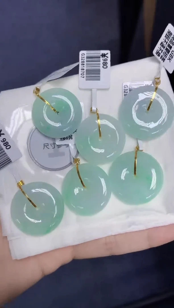 翡翠18K金镶嵌颈饰天然缅甸翡翠A货多样性发其一