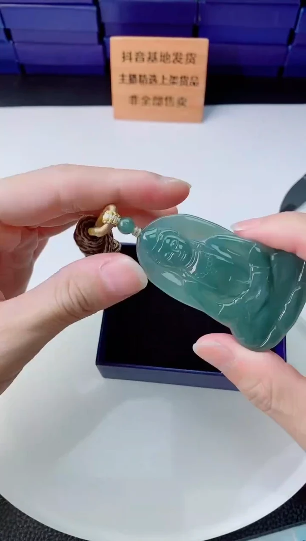 颈饰未镶嵌翡翠   `