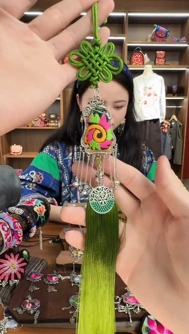 【闪购商品】织绣A37蒙阿苏苗绣传承