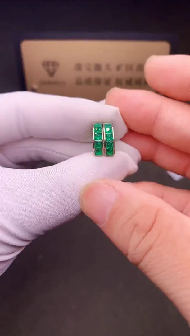 银S925镶嵌耳饰祖母绿······