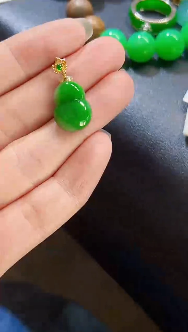 颈饰18K金镶嵌翡翠葫芦