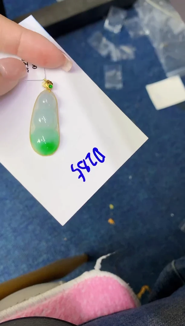 翡翠18K金镶嵌颈饰缅甸天然翡翠A货