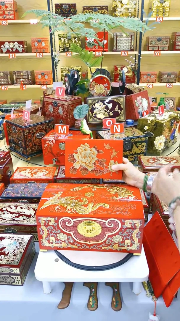 33红底双层手推漆龙凤呈祥彩礼箱收藏款