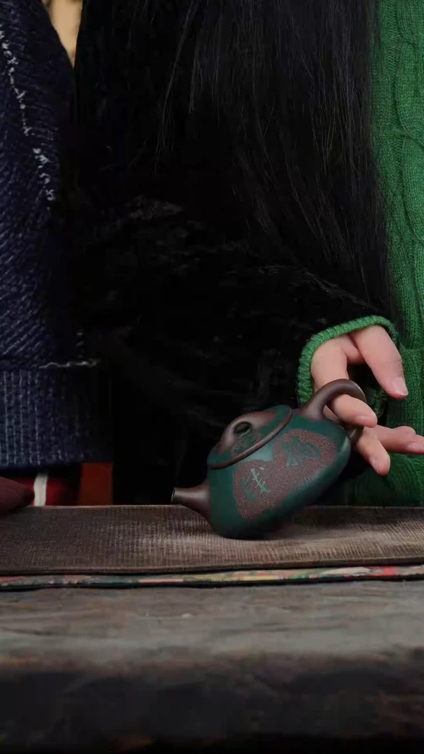 仇峰粉浆刻绘搞钱紫砂壶