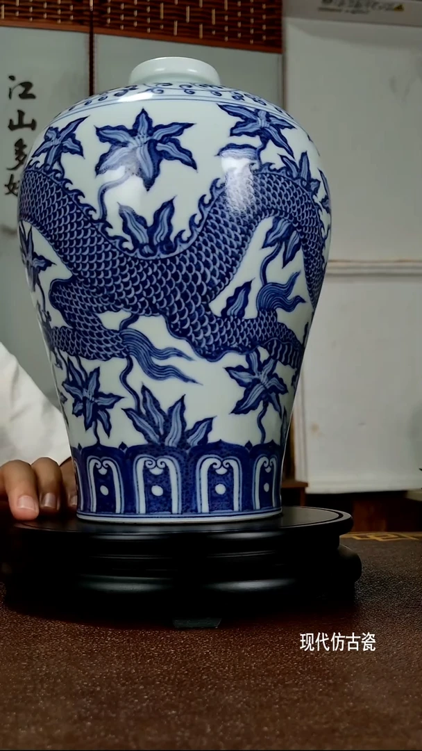 摆件青花龙纹梅瓶11