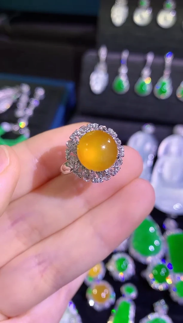 18K金镶嵌戒指翡翠高冰玻黄翡蛋面