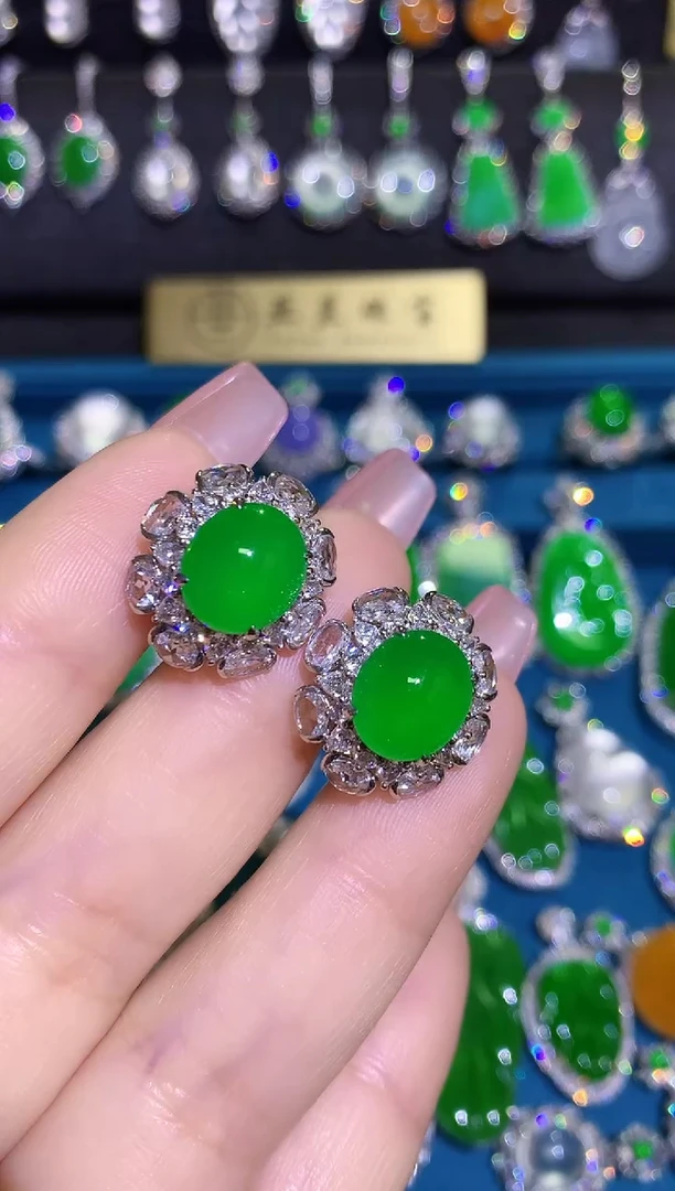 翡翠18K金镶嵌耳饰高冰满绿超大蛋面耳包