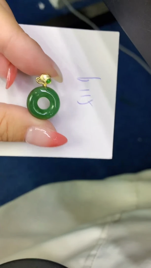 翡翠未镶嵌颈饰缅甸天然翡翠A货