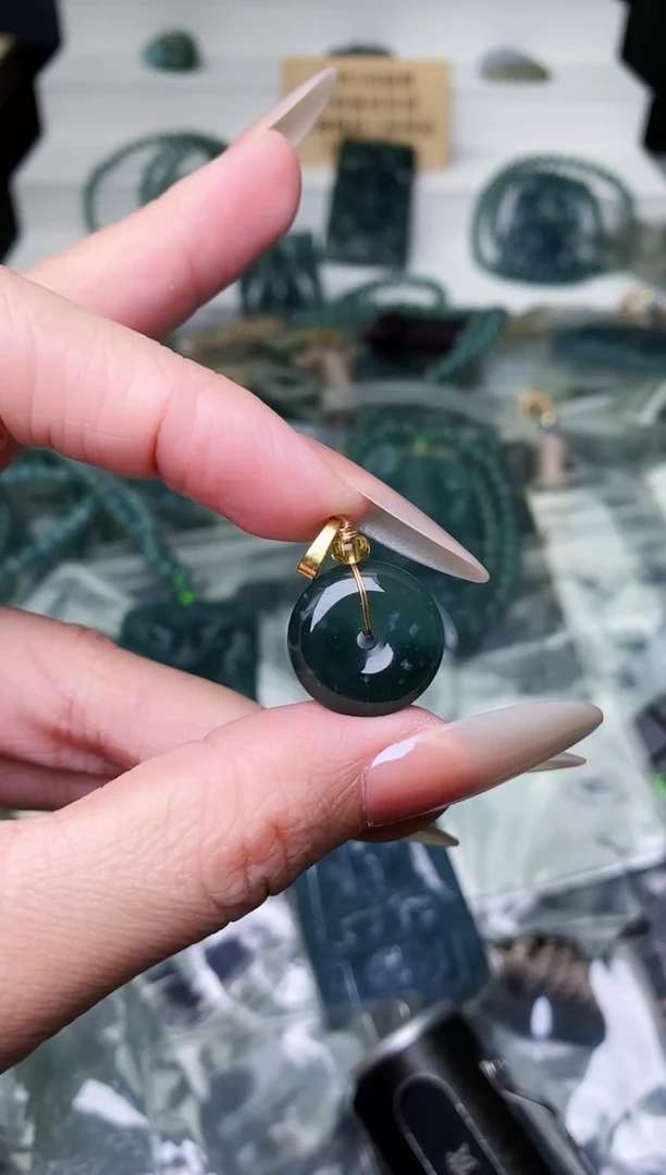 颈饰未镶嵌翡翠 1