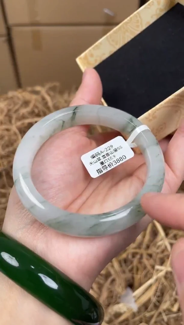 未镶嵌手镯石英质玉A229