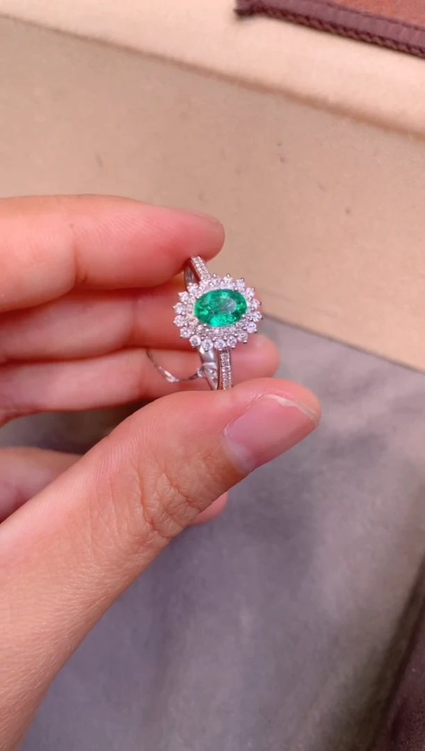 【闪购商品】祖母绿戒指18K金镶嵌0.5CT