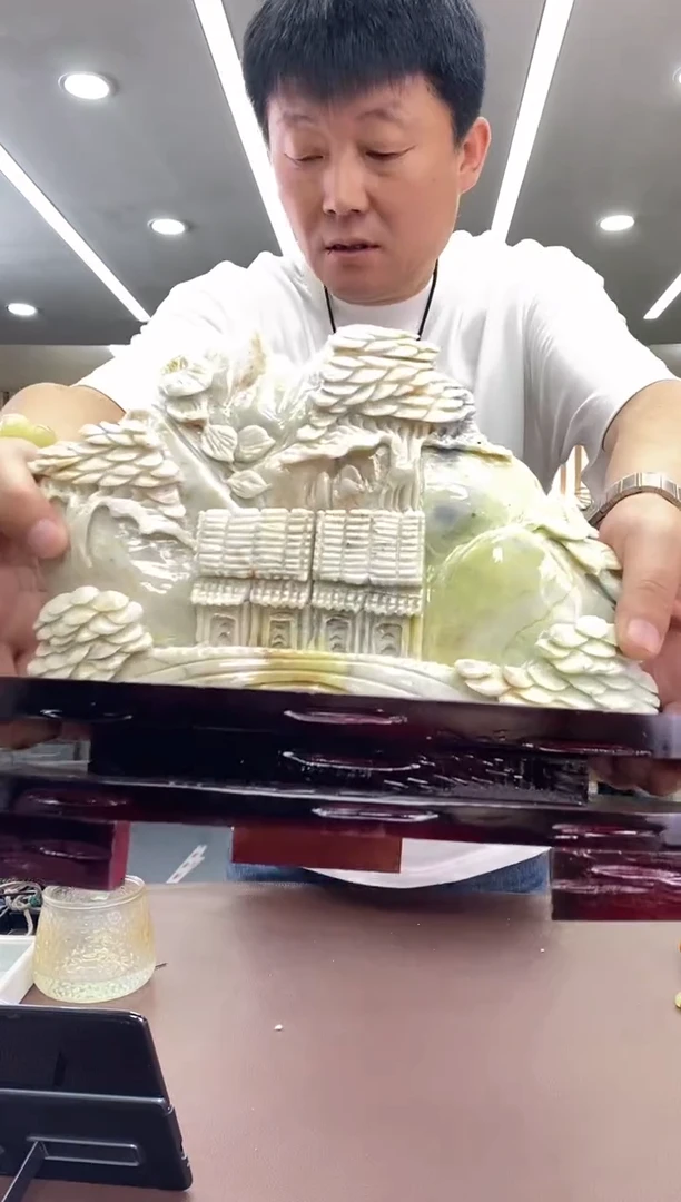 蛇纹石玉（覆膜）未镶嵌珠宝奇石摆件