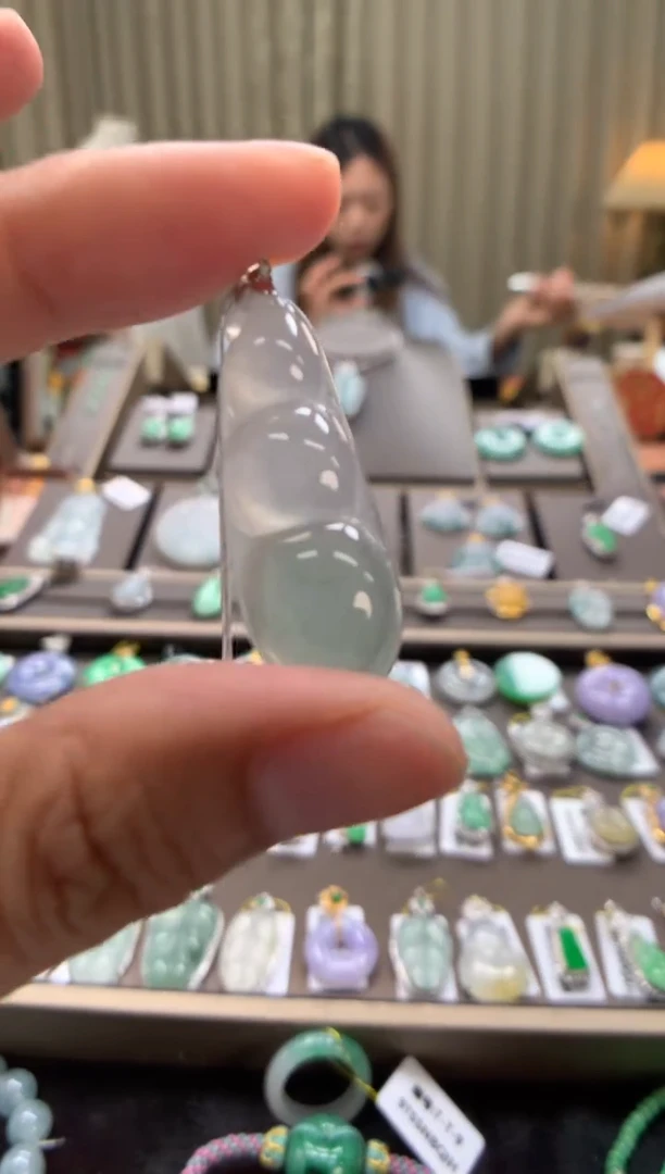 翡翠18K金镶嵌颈饰福豆