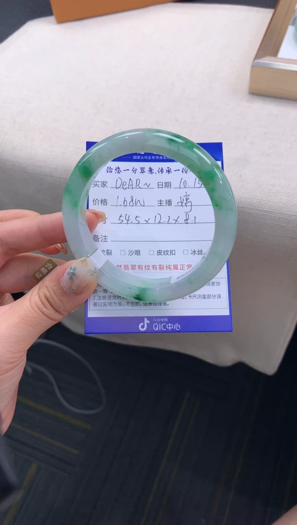 未镶嵌手镯翡翠?****°退货需手镯吊牌标签完好