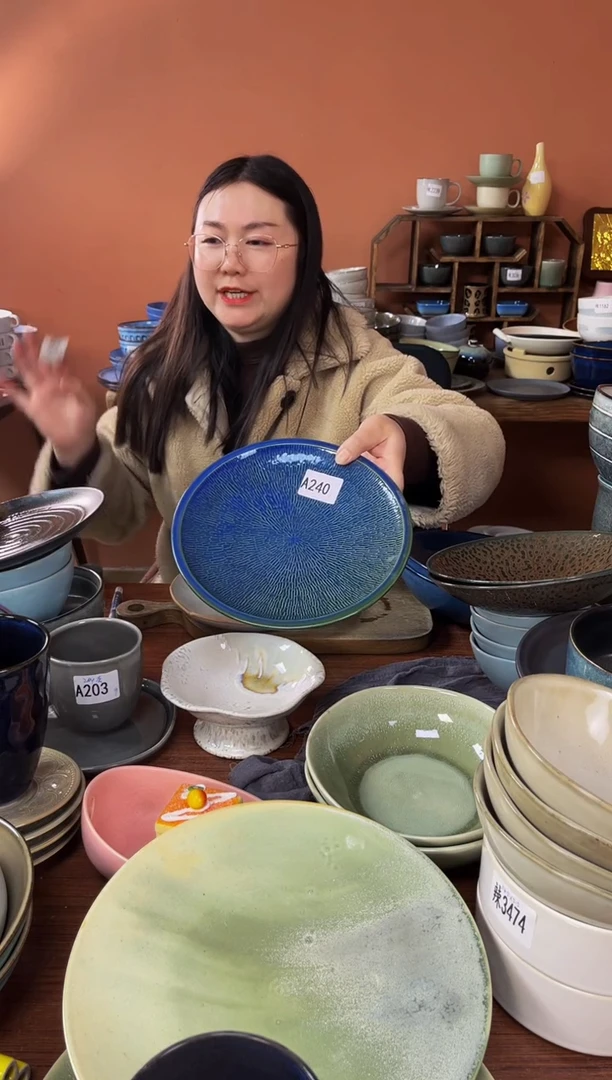 【闪购商品】碗A240  陶瓷蓝色浮雕盘子一个微瑕