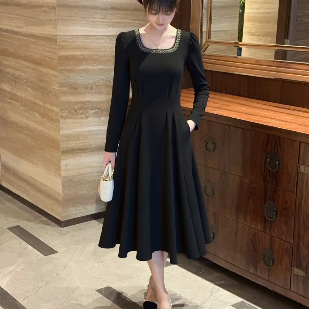 2025年新款小香织带赫本风连衣裙方领高级感显瘦遮肚子复古小黑裙