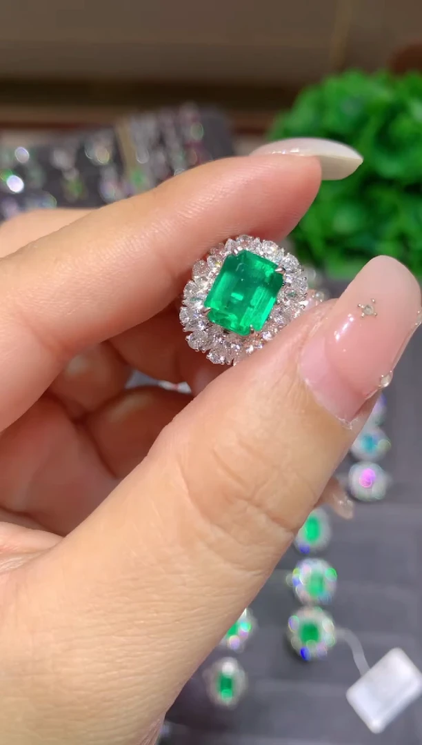 18K金镶嵌戒指祖母绿2.49ct