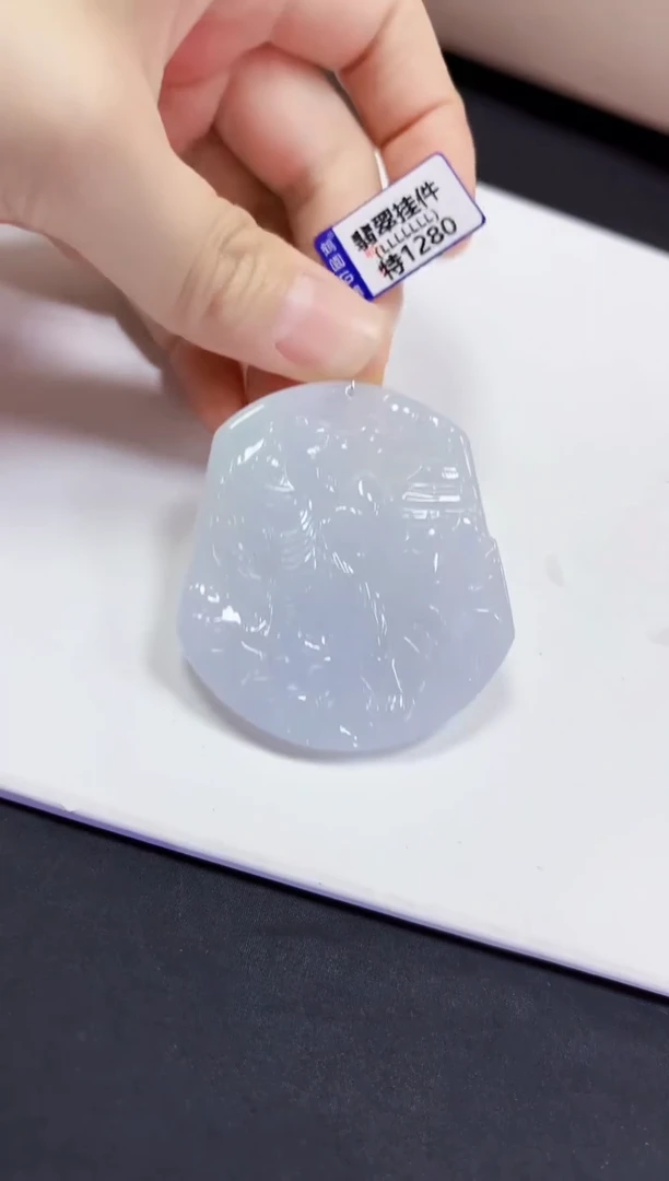 翡翠未镶嵌颈饰虎