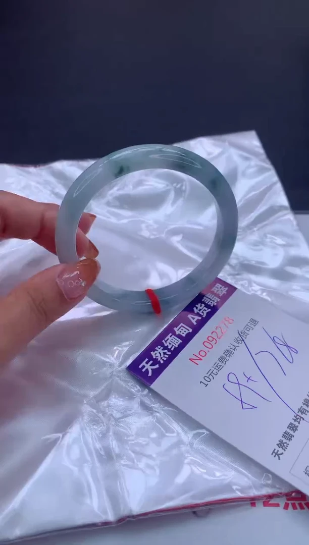 未镶嵌手镯翡翠有纹，完美者勿拍
