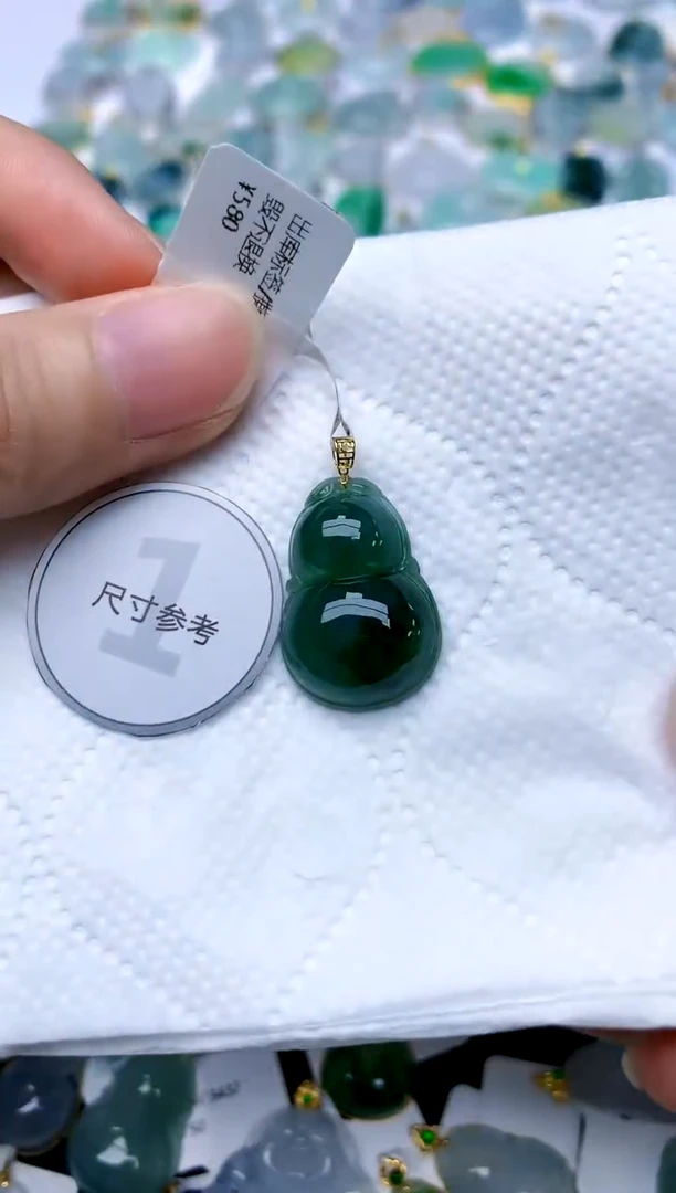 颈饰18K金镶嵌翡翠天然A货翡翠