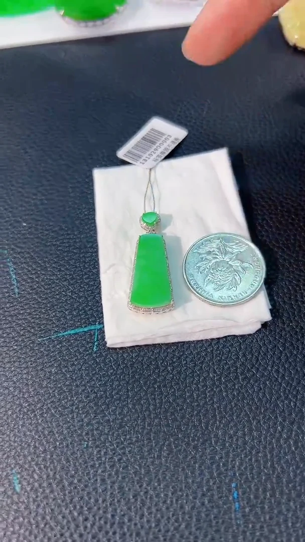 颈饰18K金镶嵌翡翠 缅料A货/支持复检/一件