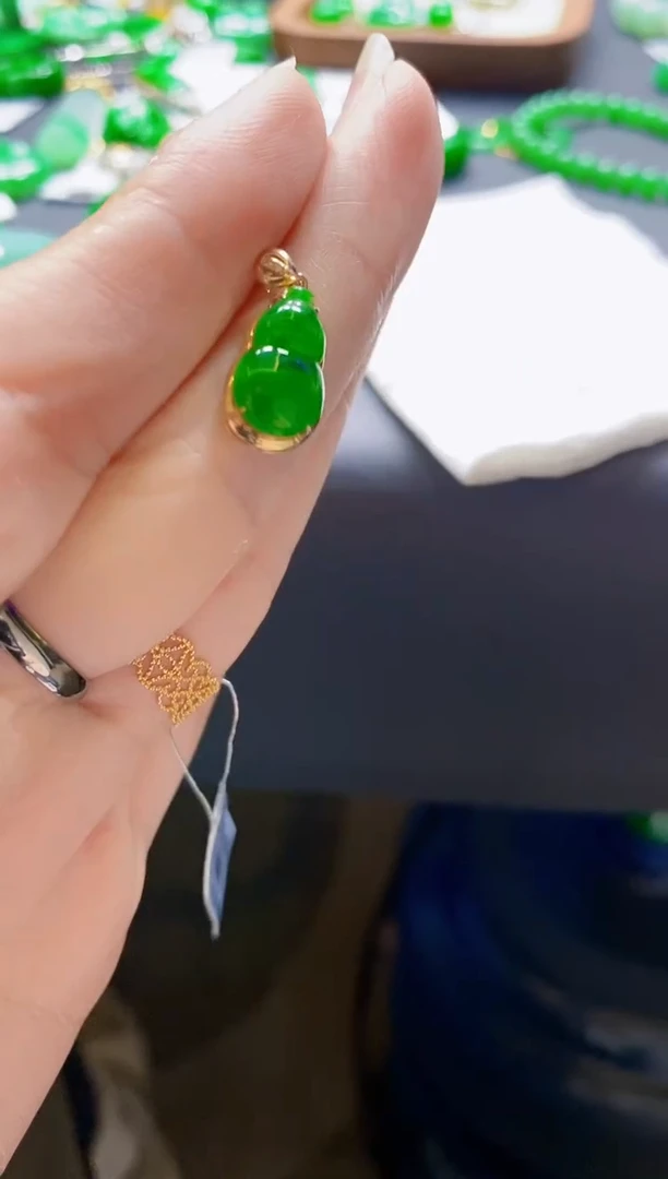 翡翠18K金镶嵌颈饰美**情葫芦
