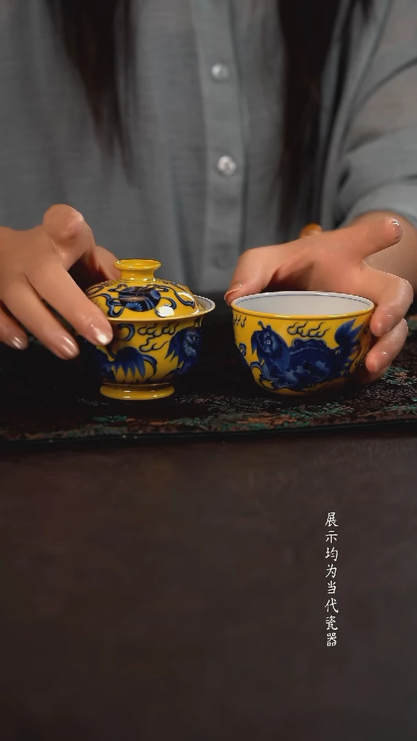 风*洪印慕明黄釉狮子绣球两件套