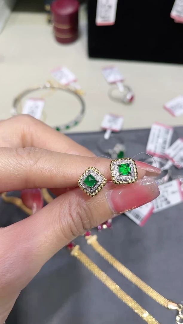 18K金镶嵌天然祖母绿耳饰