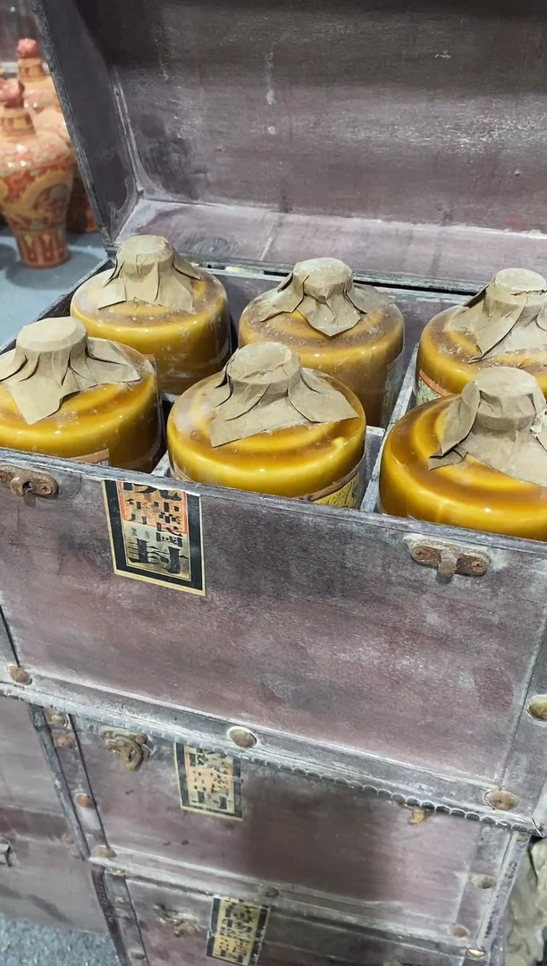 瓷片手工手绘依山傍水瓶