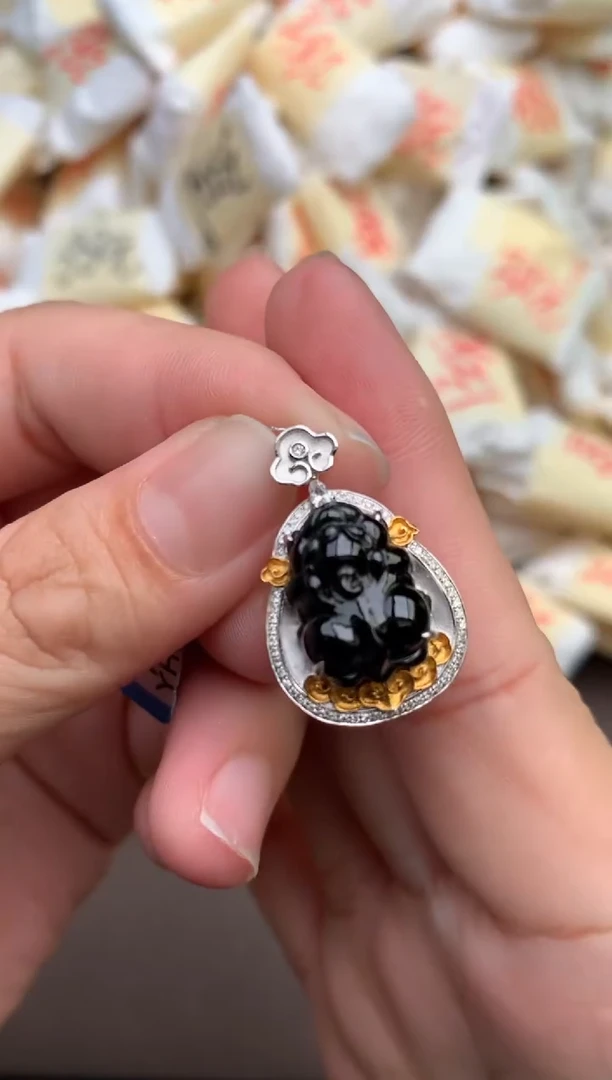 翡翠挂件18K金镶嵌 —