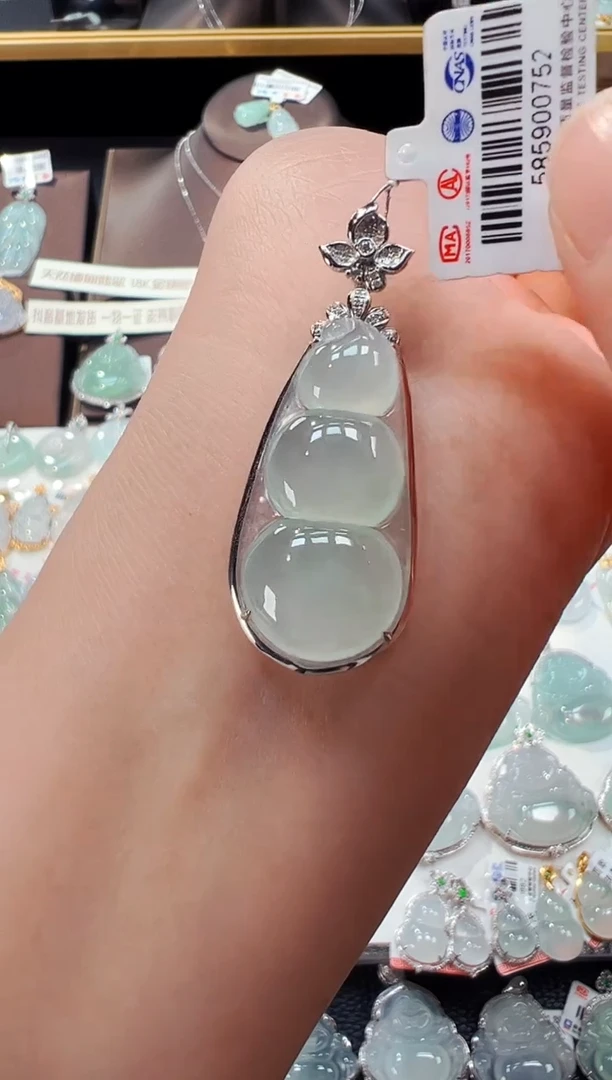 【闪购商品】翡翠吊坠(不含链)18K金镶嵌福豆吊坠752