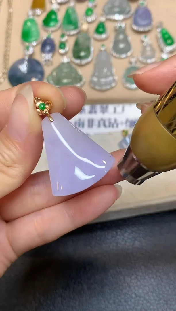 颈饰18K金镶嵌翡翠无事牌【无服务费