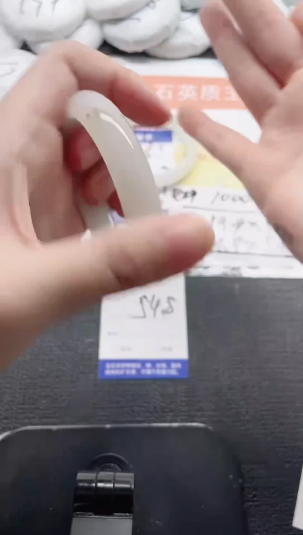 未镶嵌手镯石英质玉32-54