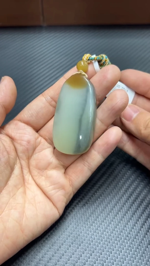 吊坠(赠链)未镶嵌和田玉若羌微色差吊坠