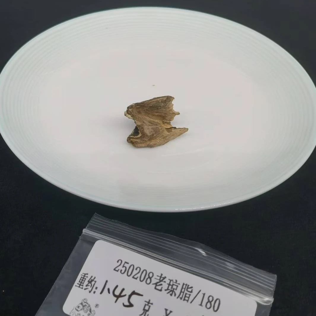 重约1.45克  250208老琼脂/180（料）天然木艺