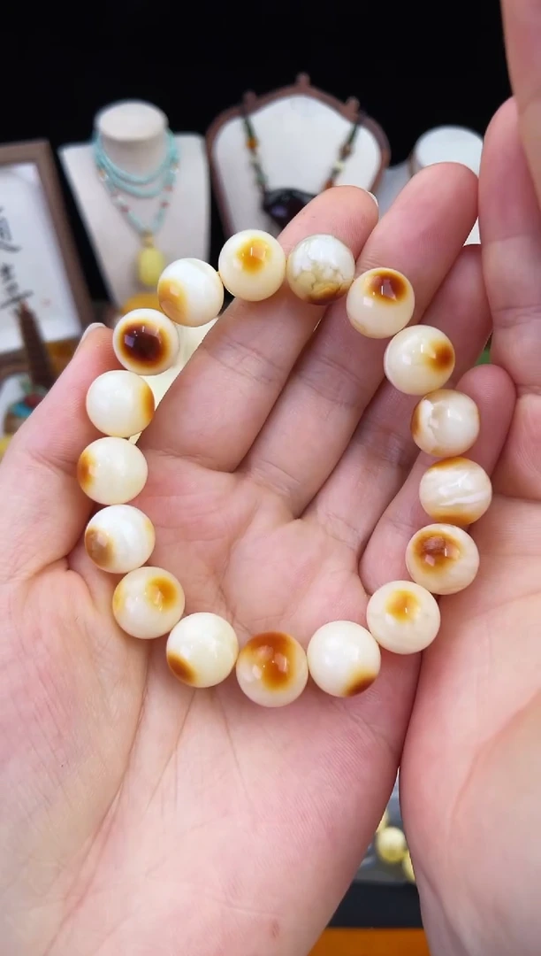 琥珀未镶嵌珠宝奇石锦****行柒月