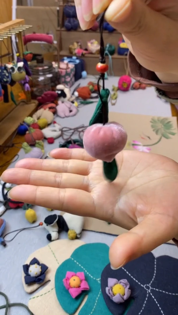 布艺粉色丝绒桃子手机挂