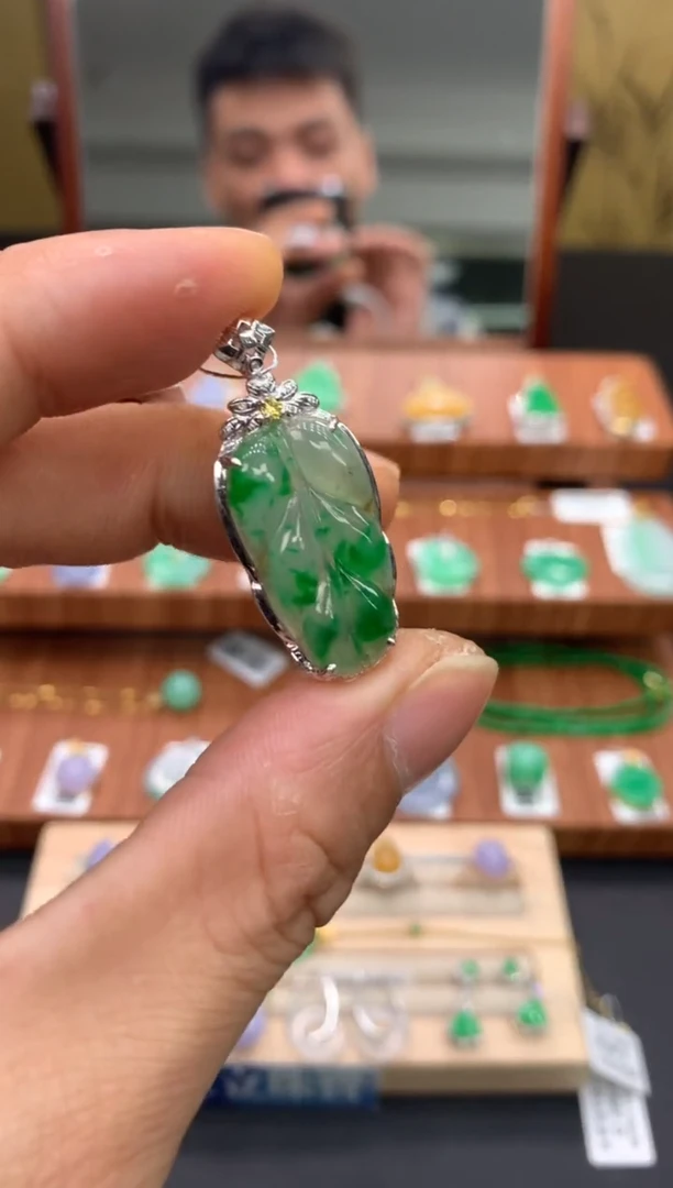 吊坠(不含链)18K金镶嵌翡翠叶子