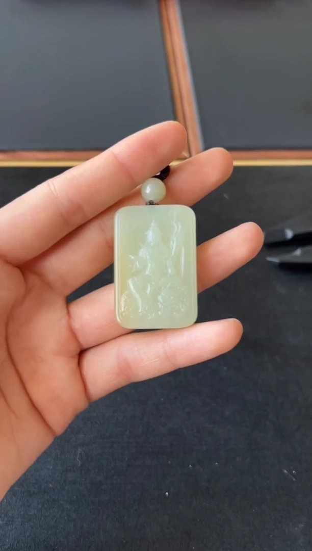 【闪购商品】和田玉吊坠(赠链)未镶嵌且末微色差迪克兰二细