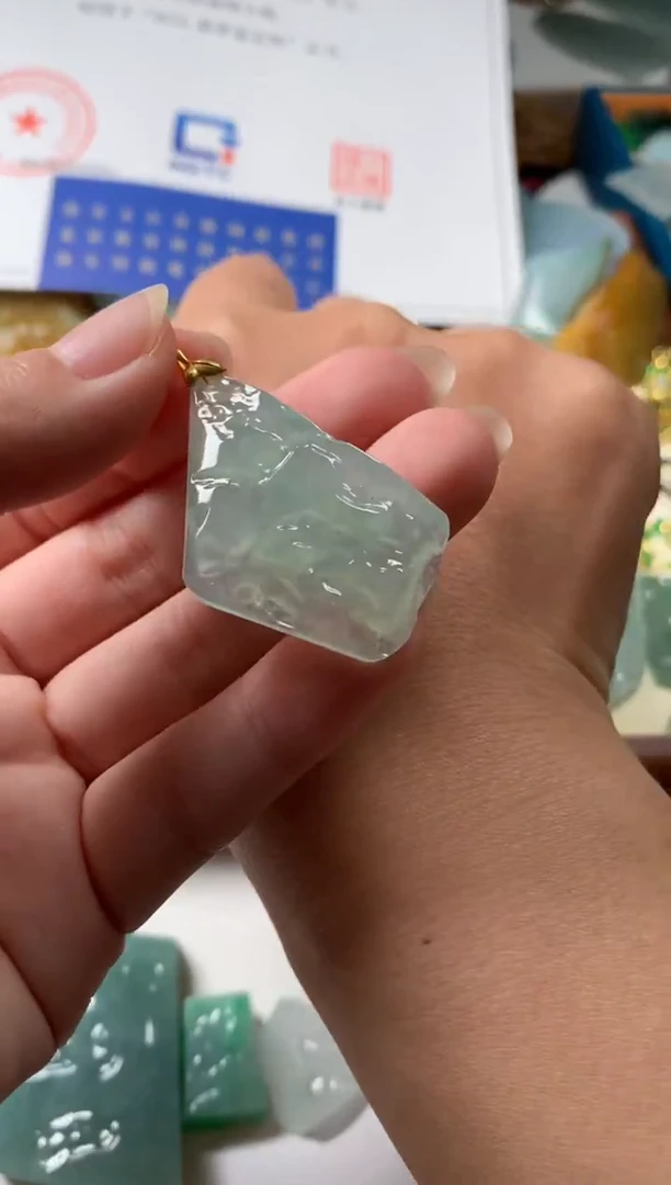 【闪购商品】翡翠颈饰18K金镶嵌吊坠