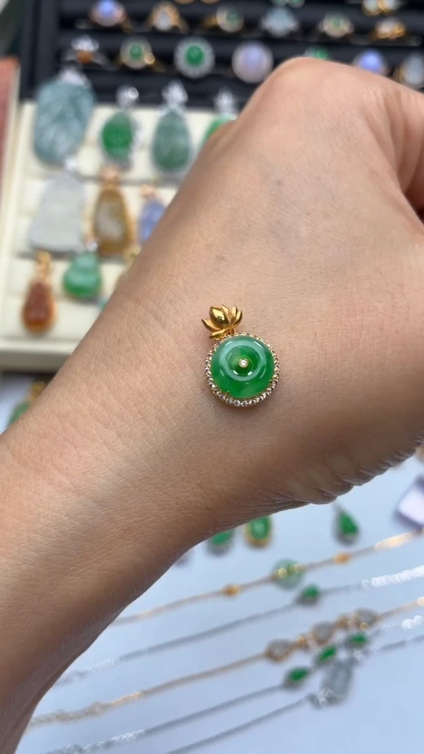 颈饰18K金镶嵌翡翠天然翡翠A货