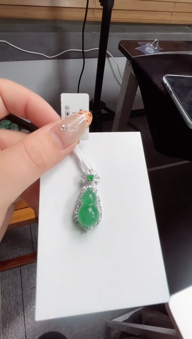 吊坠(赠链)银S925镶嵌石英质玉（非洲翠）14.228葫芦